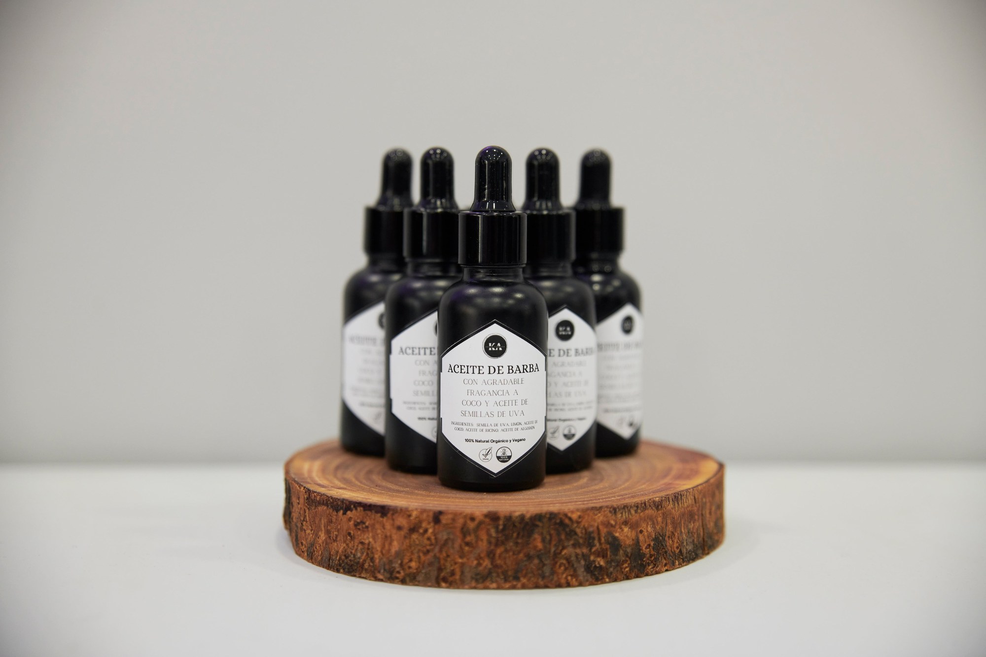 Bodegón del pack de aceites de barba sobre una base de madera.